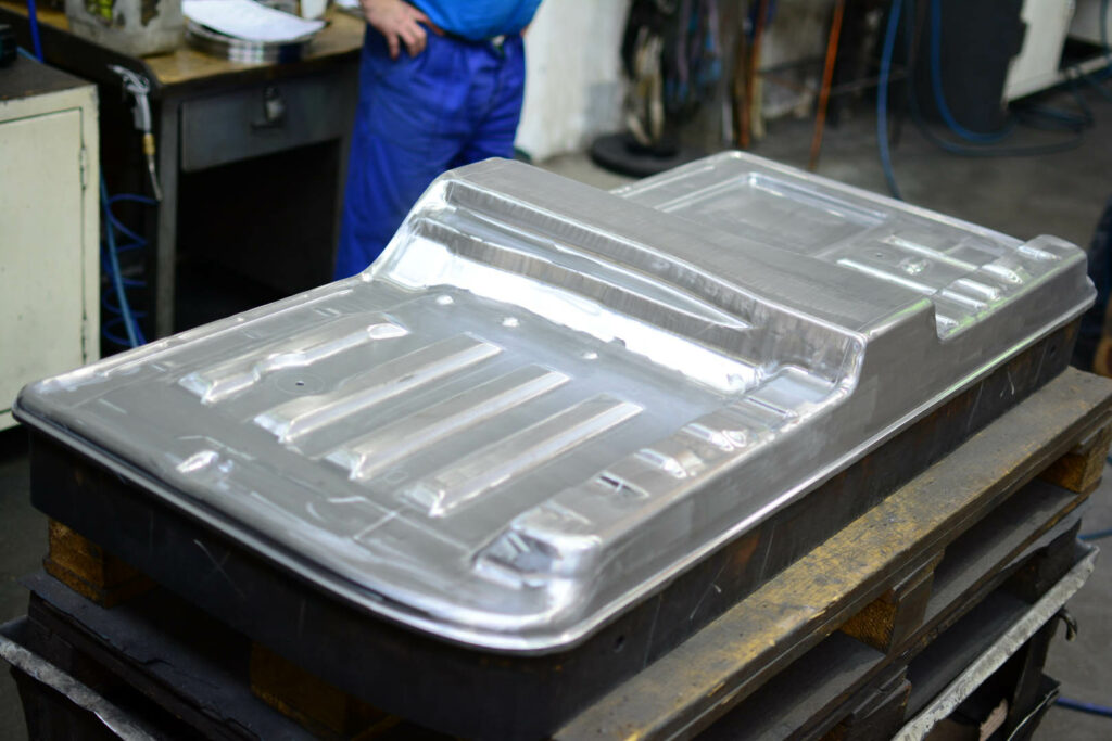 Heavy-duty die mold for forming vehicle undercarriage parts