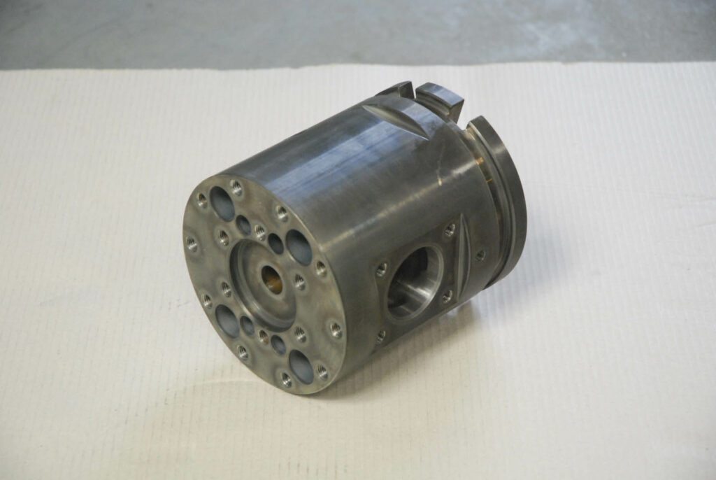 Complex hydraulic or pneumatic cylinder head with multiple ports