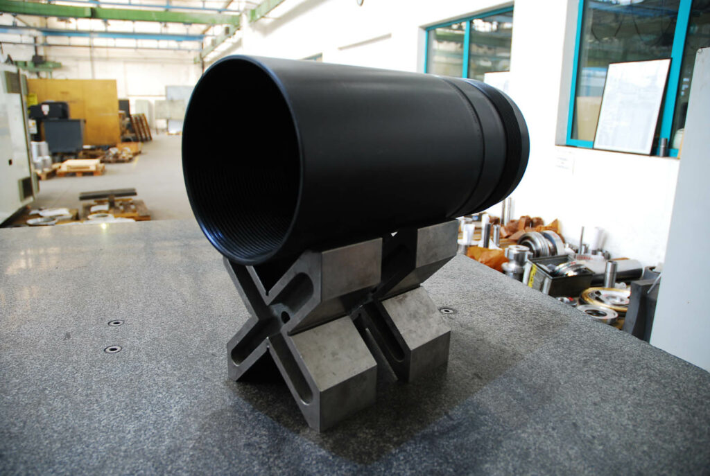 Heavy-duty threaded cylinder pipe used in oil and gas systems