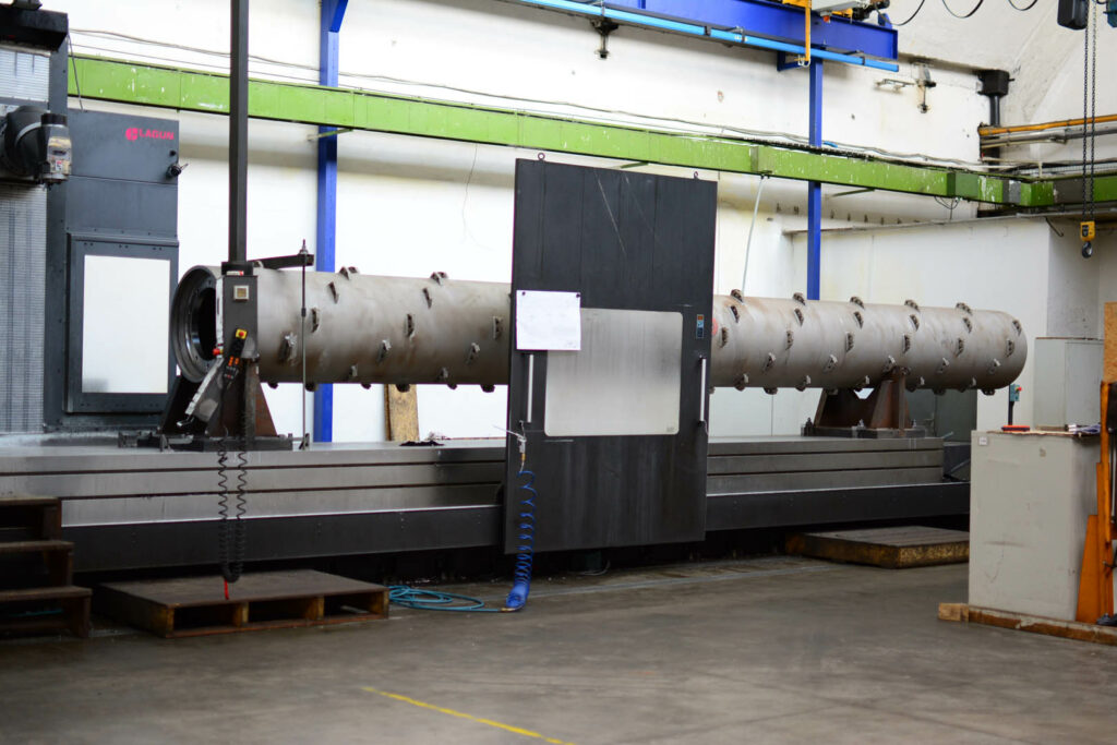 Fully mounted rotor on horizontal boring machine for pulp and paper machinery