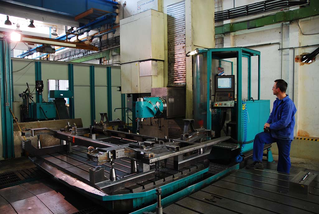 CNC operator working at TOS FUQ 150 horizontal milling machine